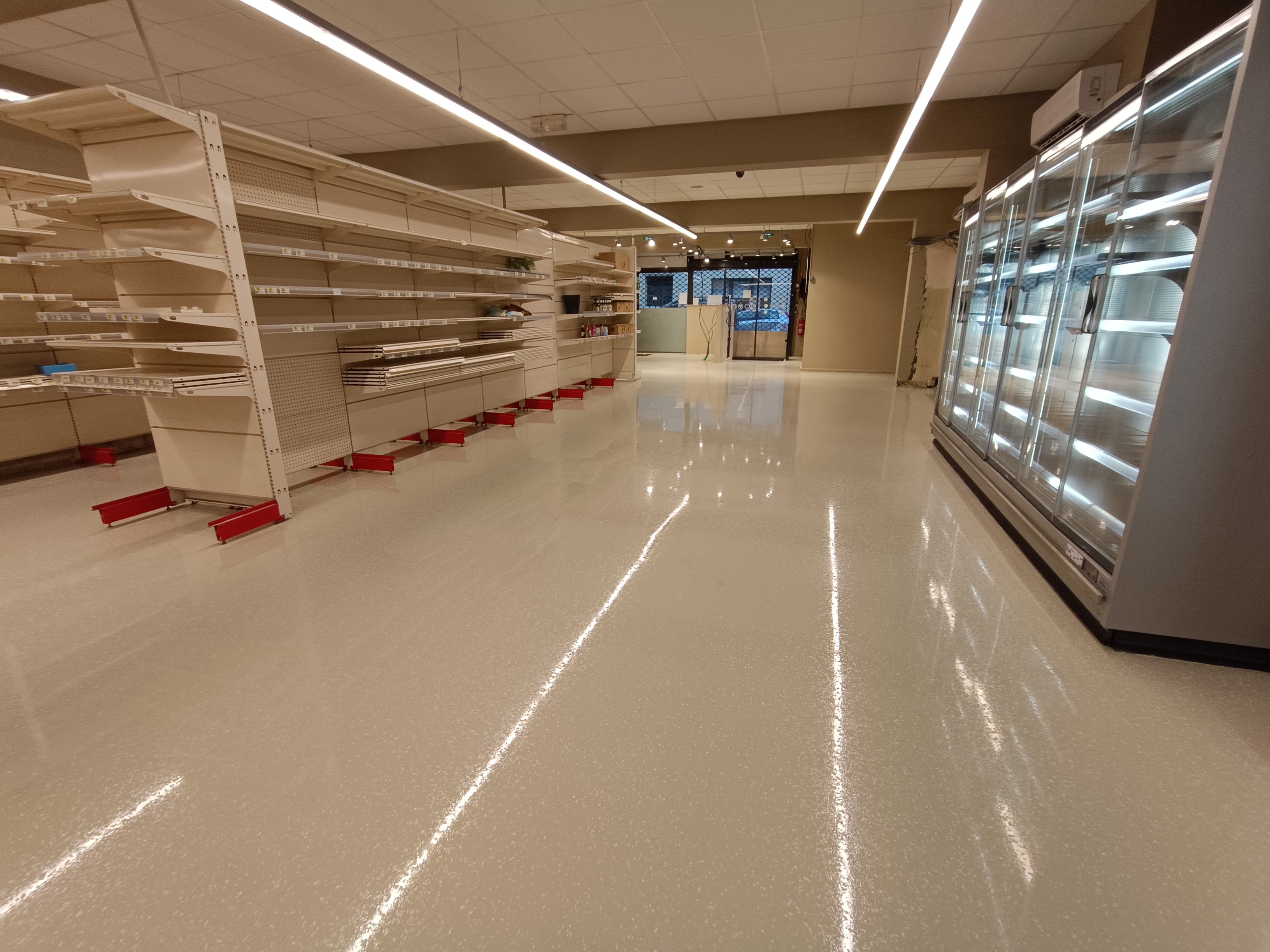 Revêtement de sol en résine époxy pour magasin et commerce - Solest Résine